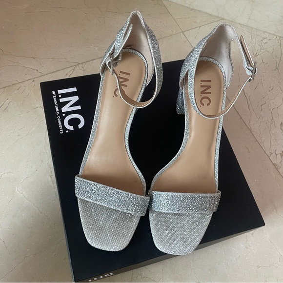 Silver Heels - Picture 2 of 3